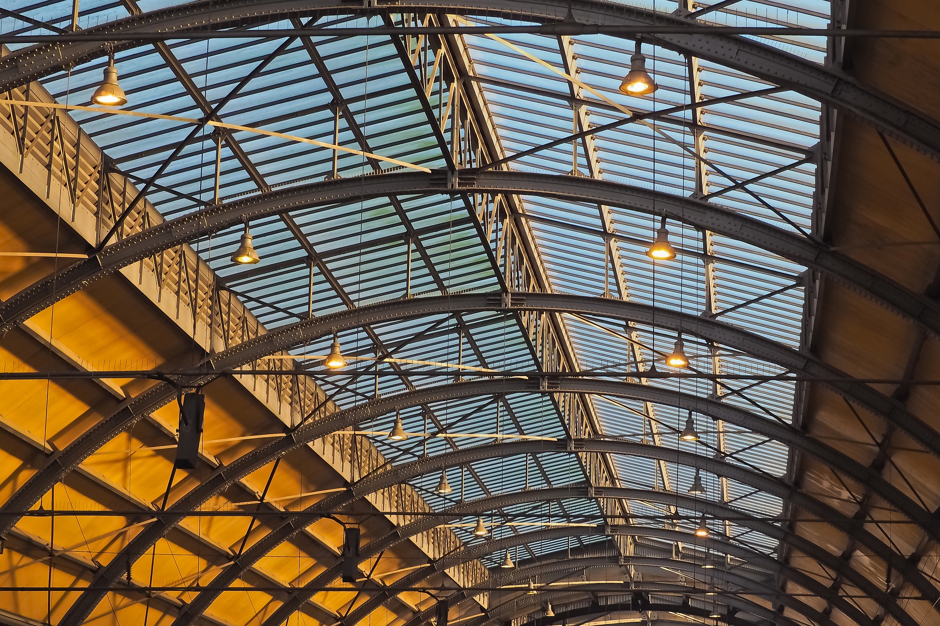 Ewolucja Technologii w Budownictwie: Nowe Trendy w Konstrukcjach Metalowych