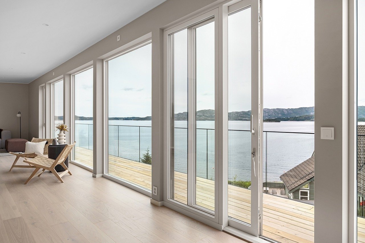 Nowoczesne rozwiązania w budownictwie – jak wybierać odpowiednie drzwi do domu?